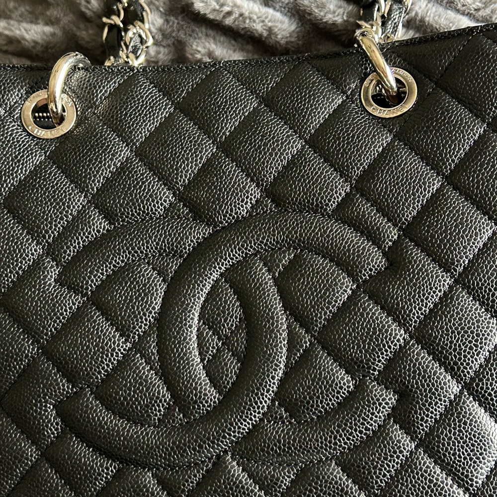 STUNNING!! Authentic Chanel GST in fantastic condition!